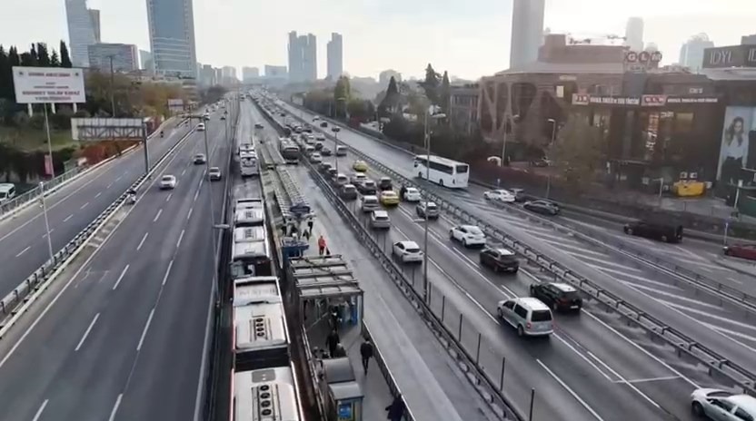 I S T A N B U L D 100 K A R A Y O L U N D A 09.05 T E H A 1007611 298930