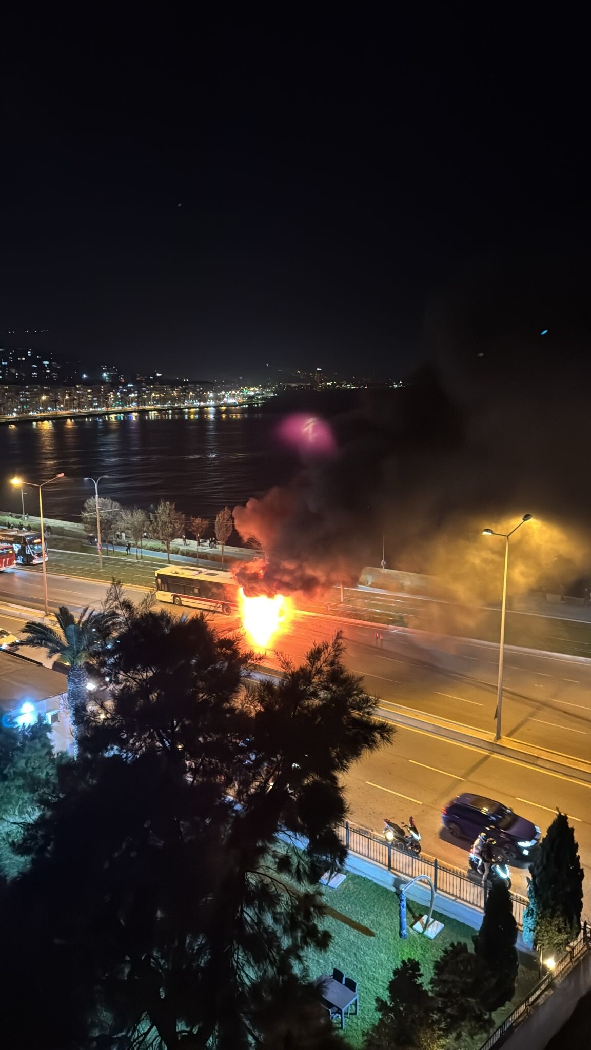 I Z M I R’ D E B E L E D I Y E O T O B U S U N D E Y A N G I N 1018567 302189