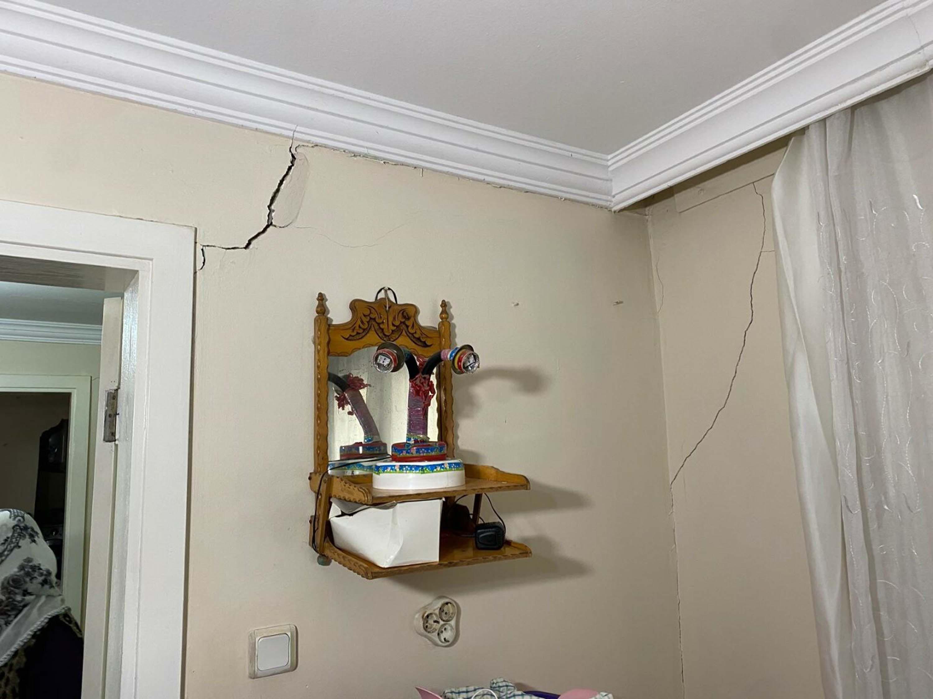 I Z M I R D E E V L E R I N D E C A T L A K L A R O L U S A N M A H A 1022691 303465