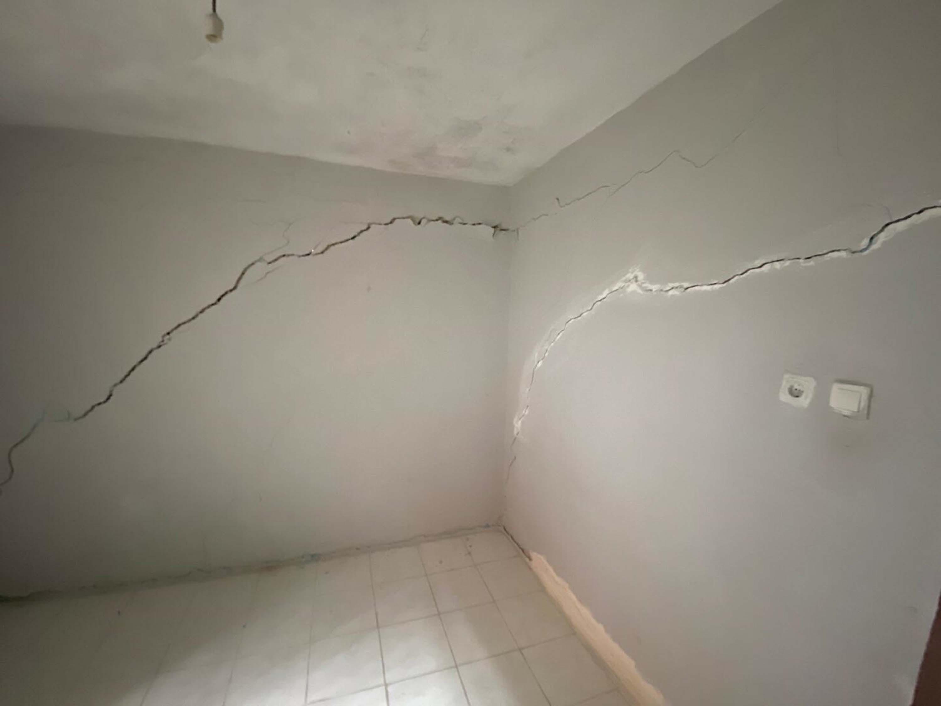 I Z M I R D E E V L E R I N D E C A T L A K L A R O L U S A N M A H A 1022695 303465