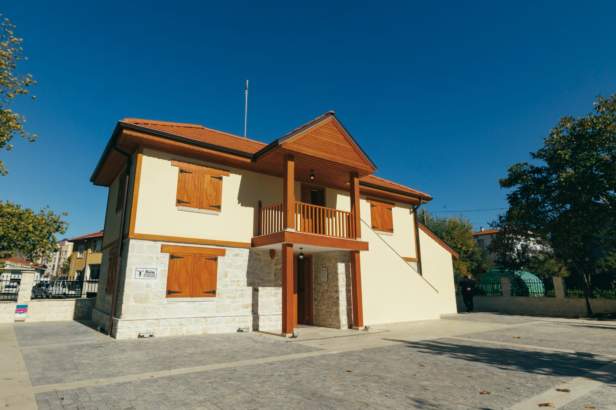 N A I M S U L E Y M A N O G L U N U N B U L G A R I S T A N D A K I E 1019022 302329