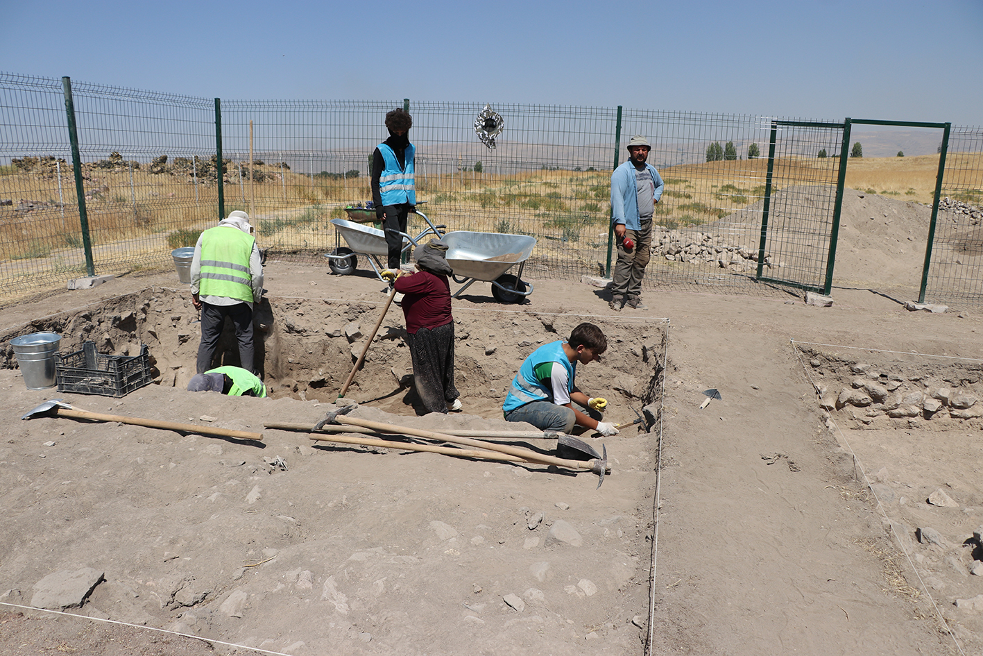 T U R K V E K O R E L I A R K E O L O G L A R D A N 4 B I N Y I L 1025391 304295