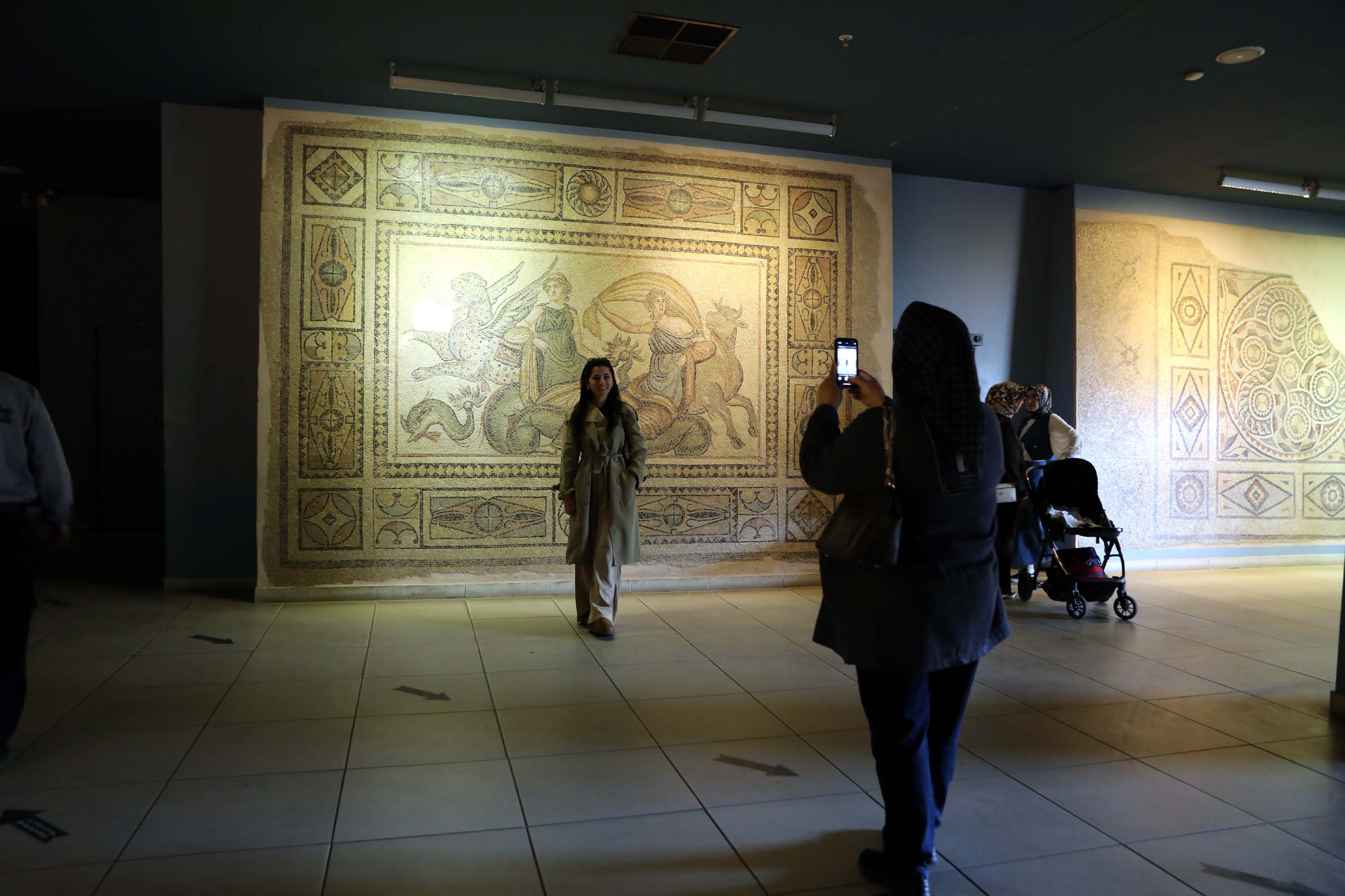 Z E U G M A M O Z A I K M U Z E S I N E R E K O R Z I Y A R E T C I 1027747 304965