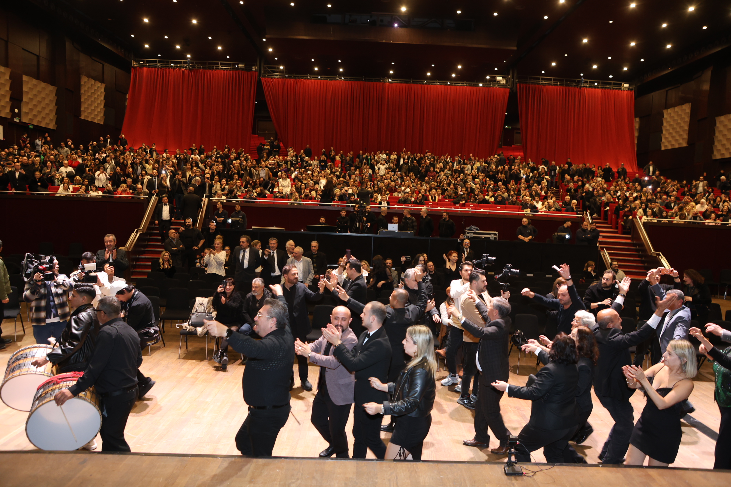 B E Y A Z P E R D E Y E P O S T A C I G E L I Y O R F R A G M A N E 1054558 312927