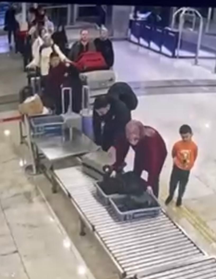 I S T A N B U L B U Y U K C E K M E C E A D L I Y E S I N D E K I H I 1058331 313957