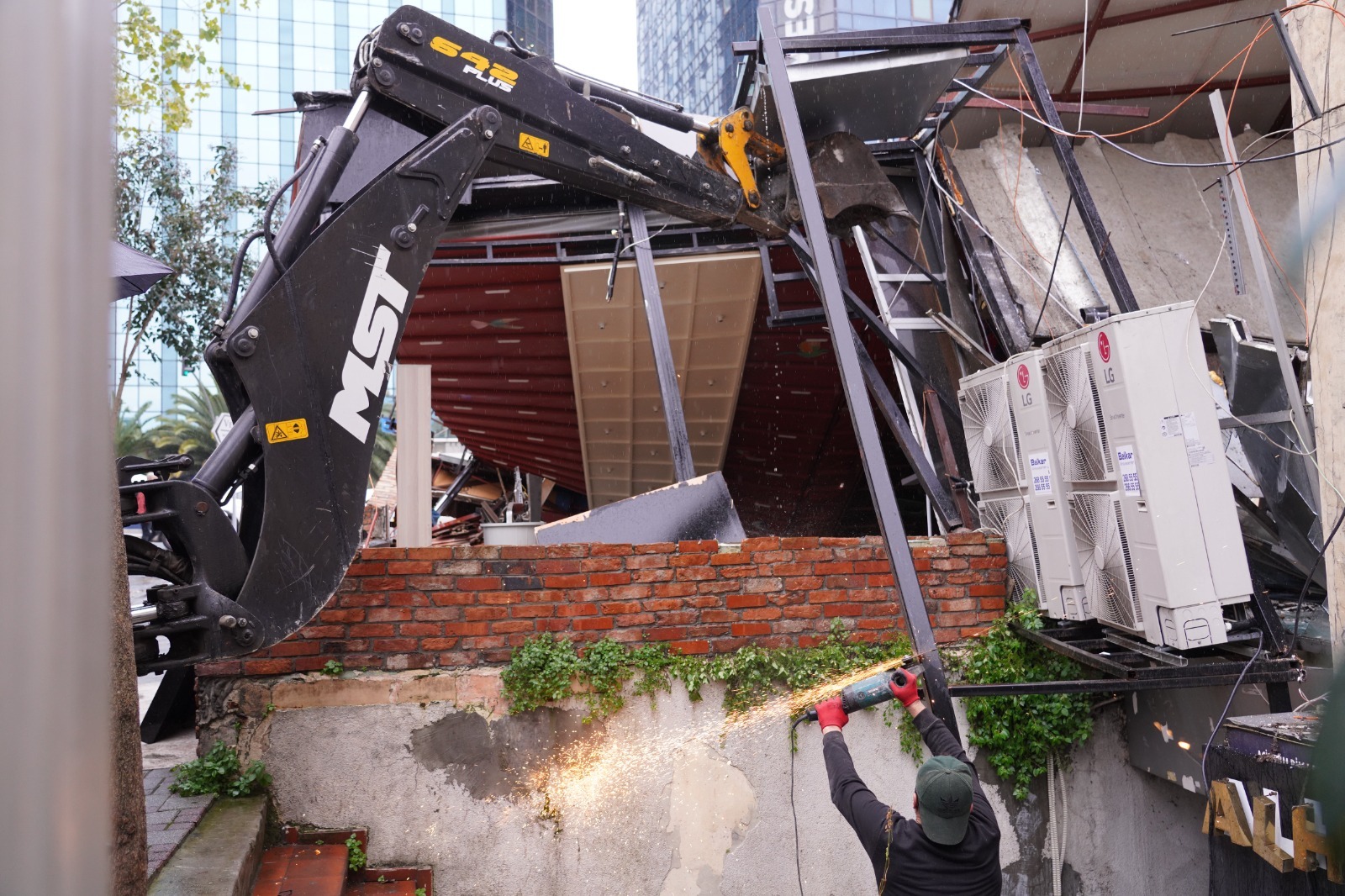 I S T A N B U L S I S L I D E 25 K I S I N I N Z E H I R L E N D 1087810 322893