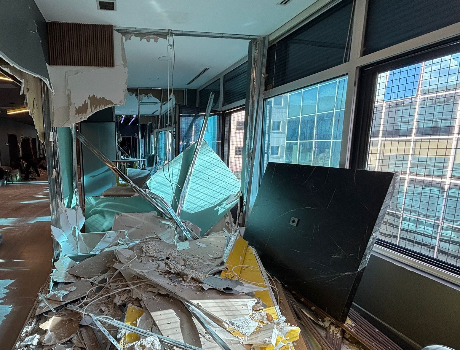 S I S L I’ D E K A C A K V E R U H S A T A A Y K I R I Y A P I L A R 1062419 315257