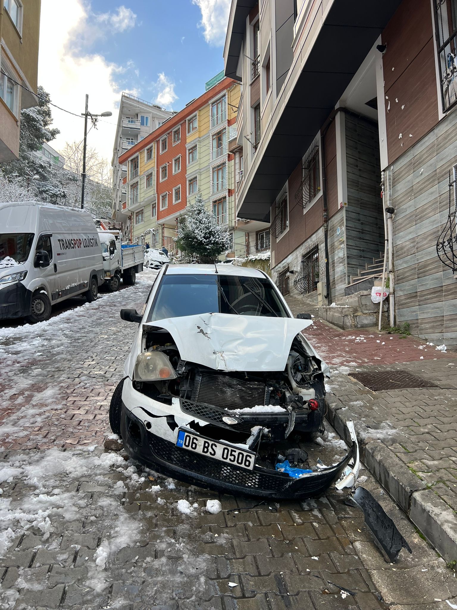 I S T A N B U L K A G I T H A N E’ D E K A R L I Y O L D A K A Y I 1096981 325616