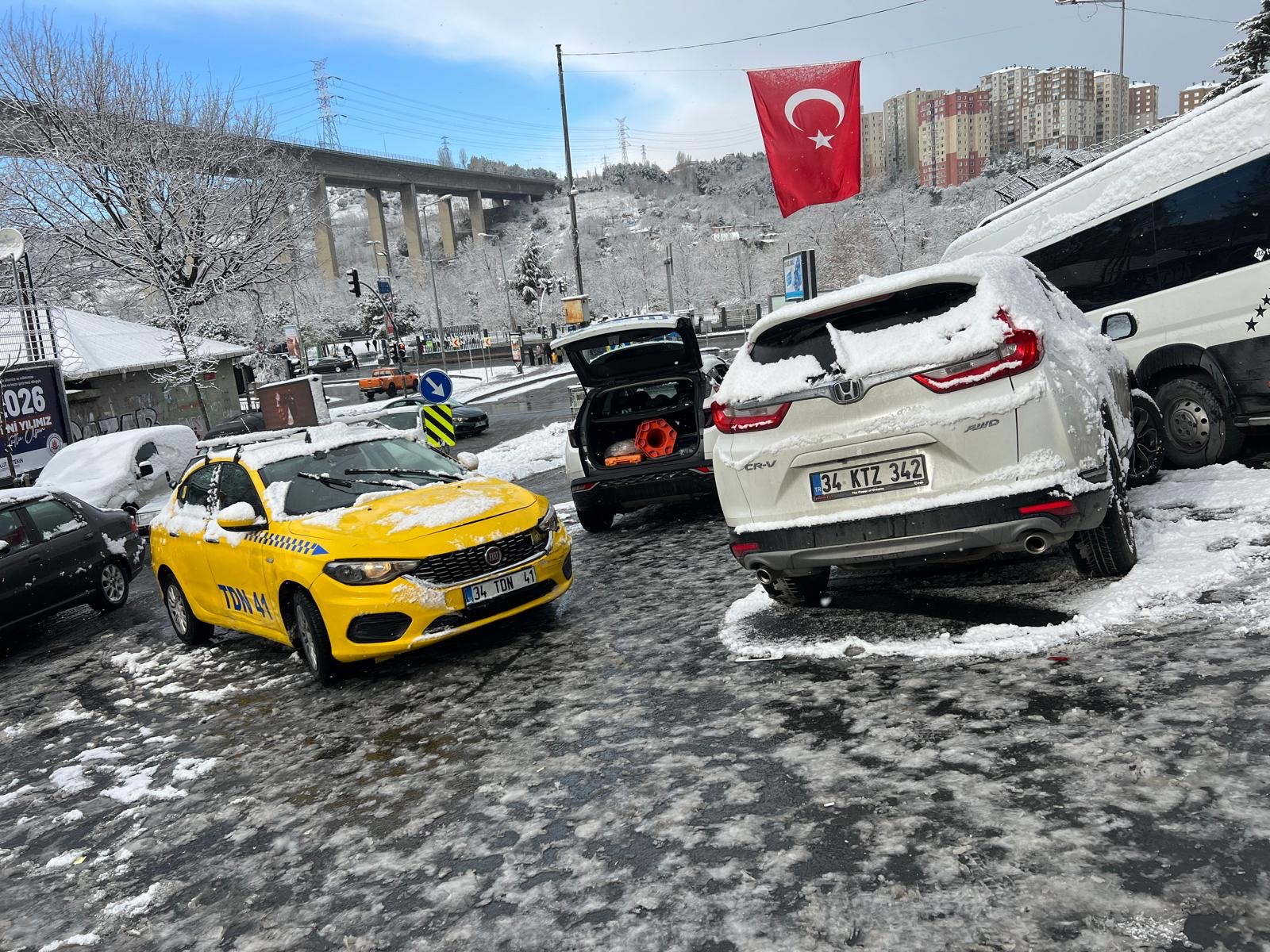 I S T A N B U L K A G I T H A N E’ D E K A R L I Y O L D A K A Y I 1096982 325616