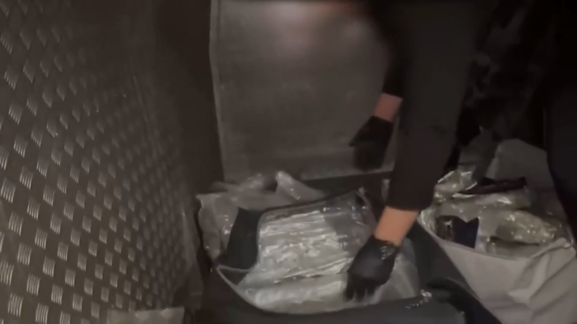 I S T A N B U L S A N C A K T E P E D E O P E R A S Y O N D A 83 K 1134819 336886