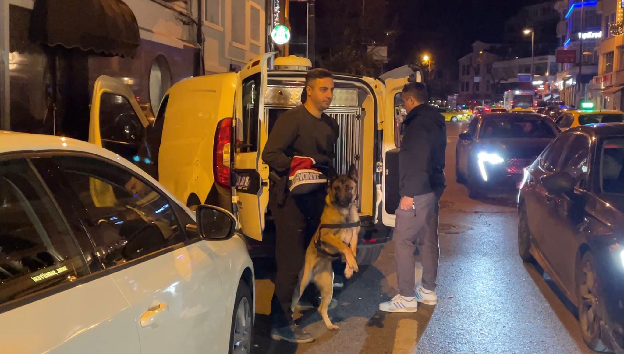 I S T A N B U L U N L U L E R E Y O N E L I K ‘ U Y U S T U R U C U’ 1107386 328761