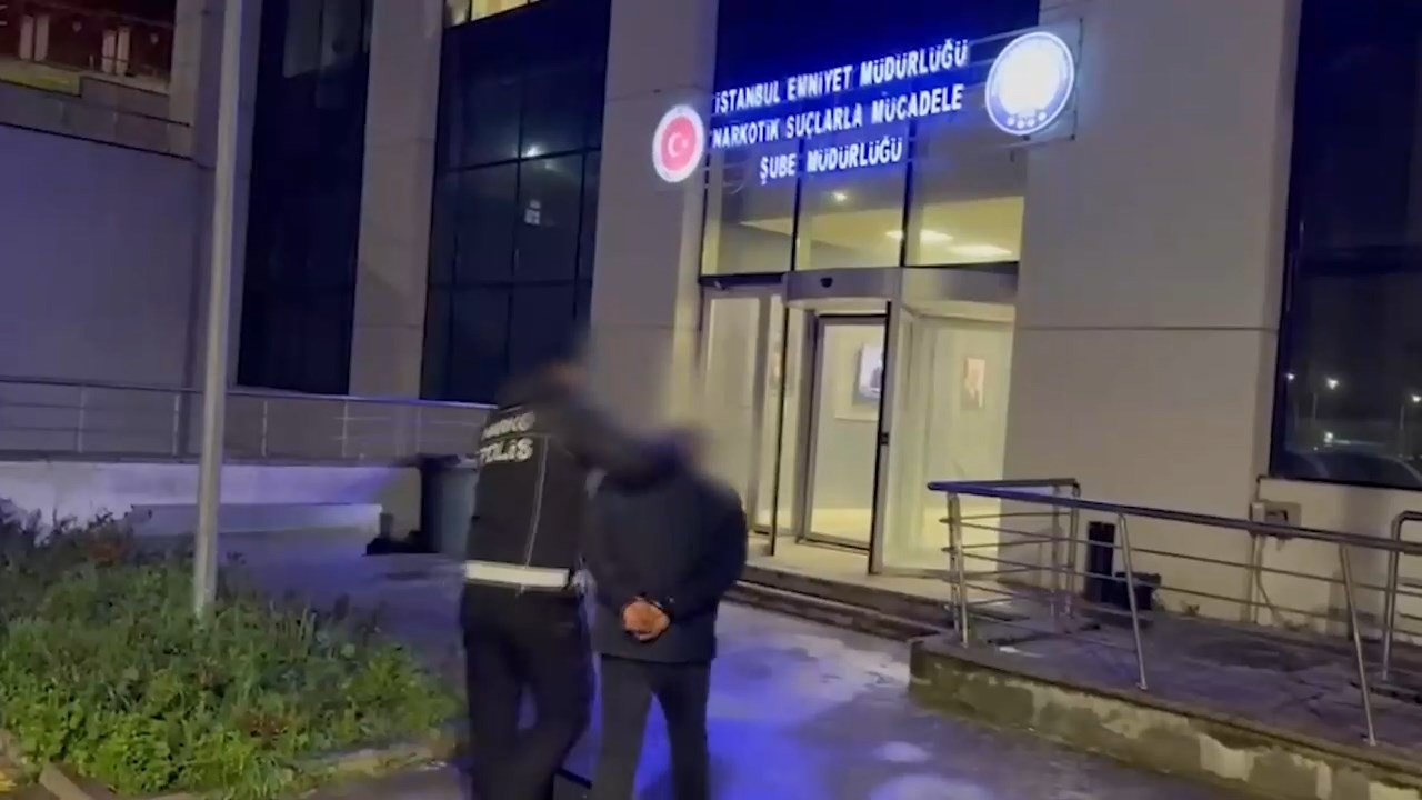 I S T A N B U L S A R I Y E R’ D E D U R D U R U L A N T I R’ I N O 1173642 348630