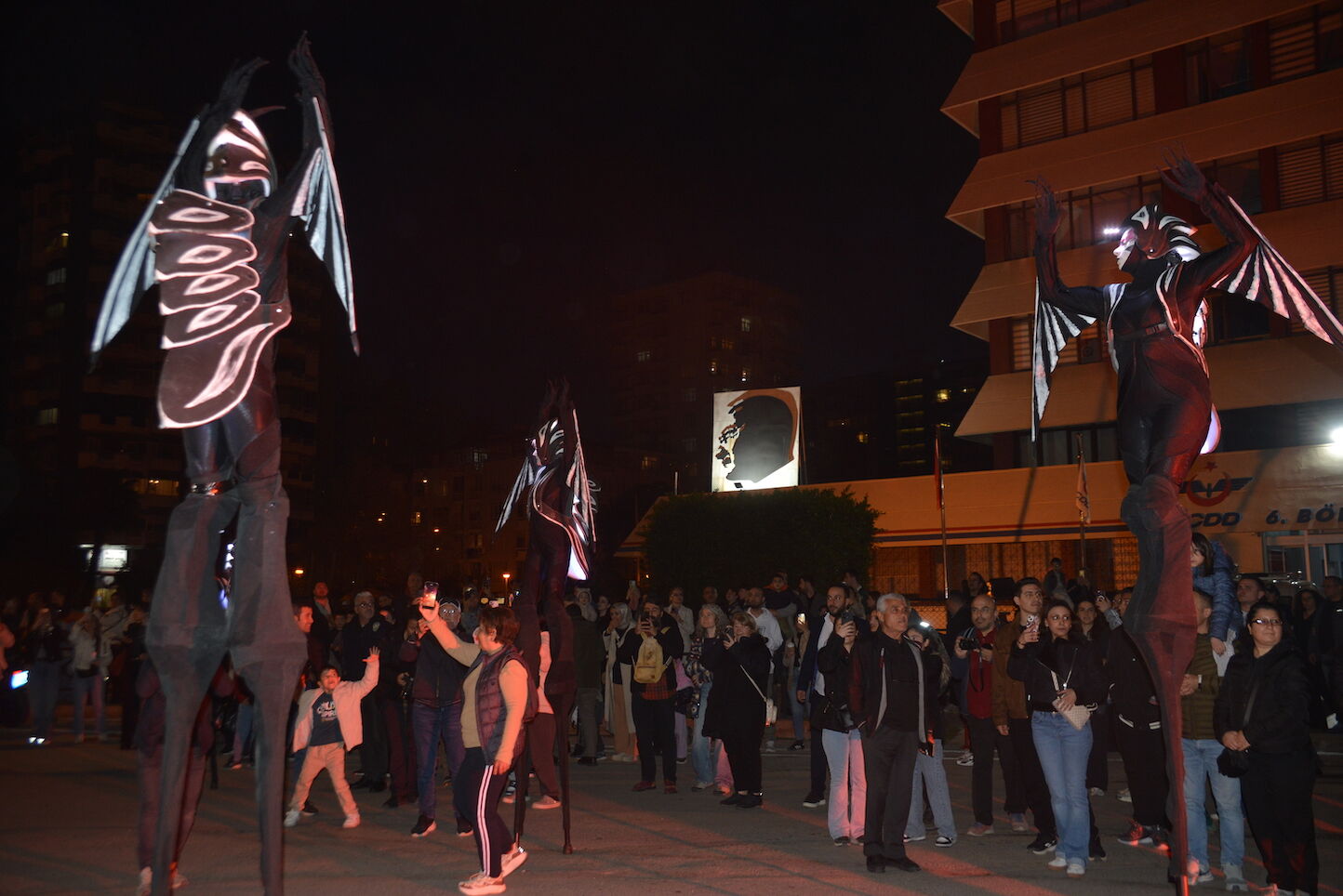 25’ I N C I U L U S L A R A R A S I A D A N A T I Y A T R O F E S T I 1232728 366518