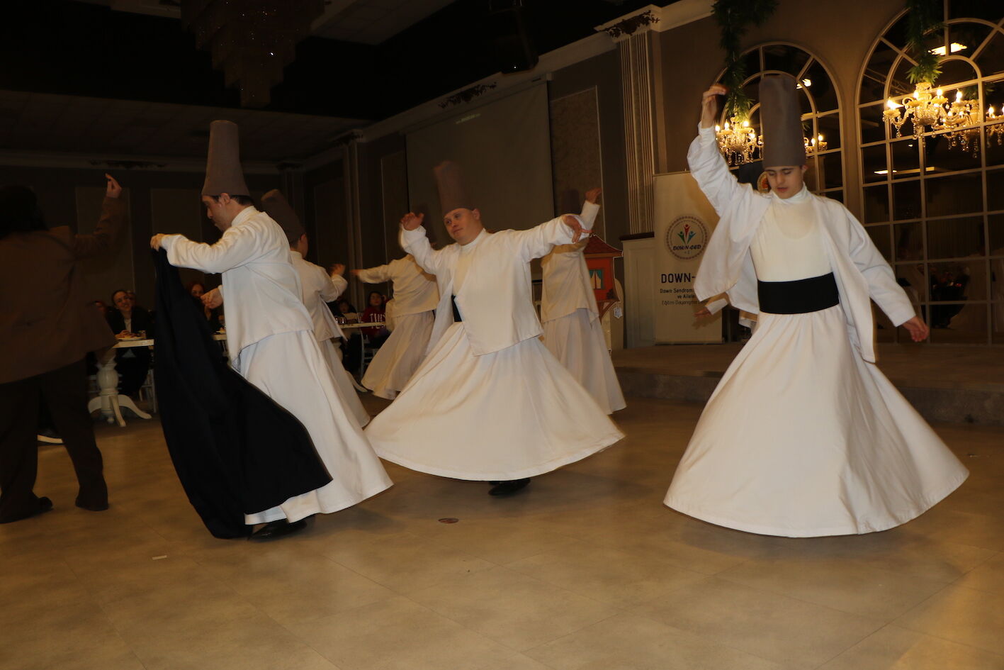 D O W N S E N D R O M L U C O C U K L A R I N S E M A Z E N V E Z E Y 1228030 365272