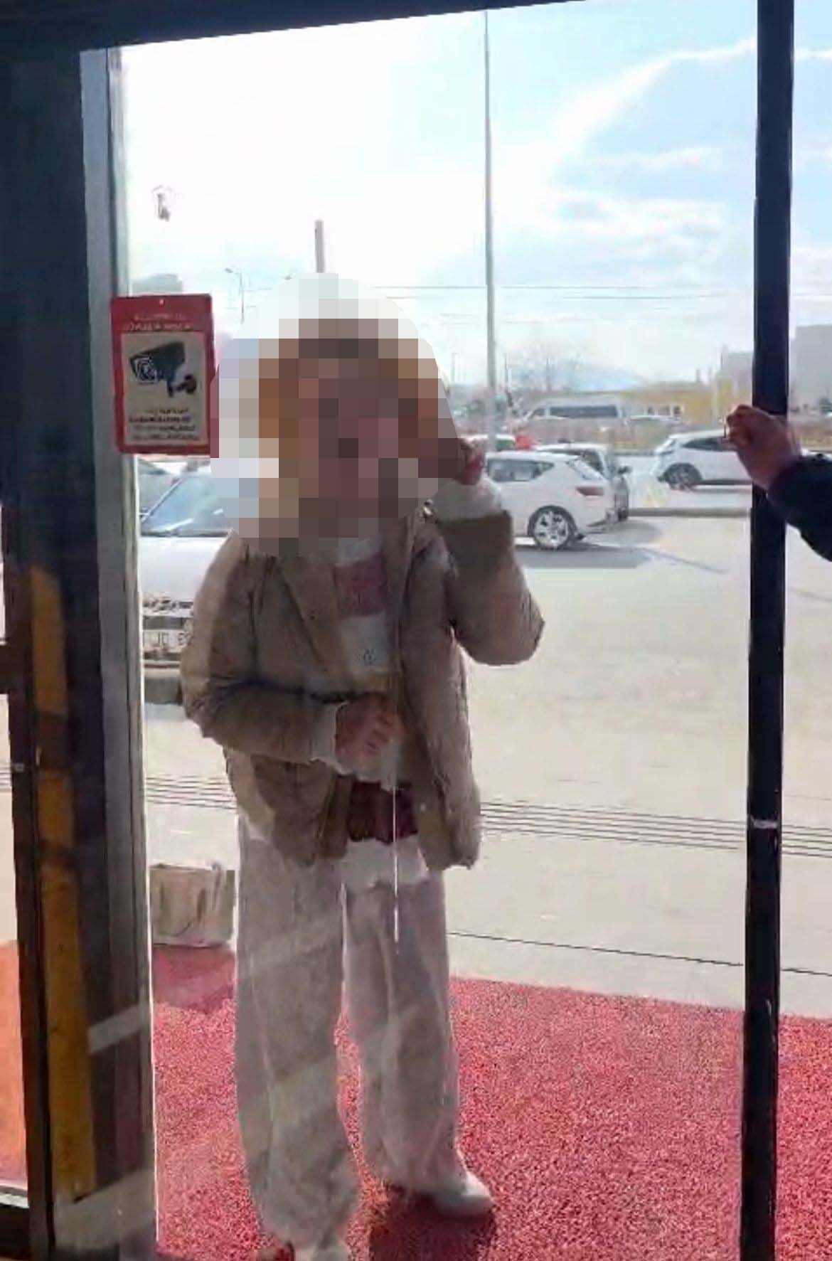 F A R K U C R E T I N E I T I R A Z E D E N K A D I N E C Z A N E Y E 1213009 360699