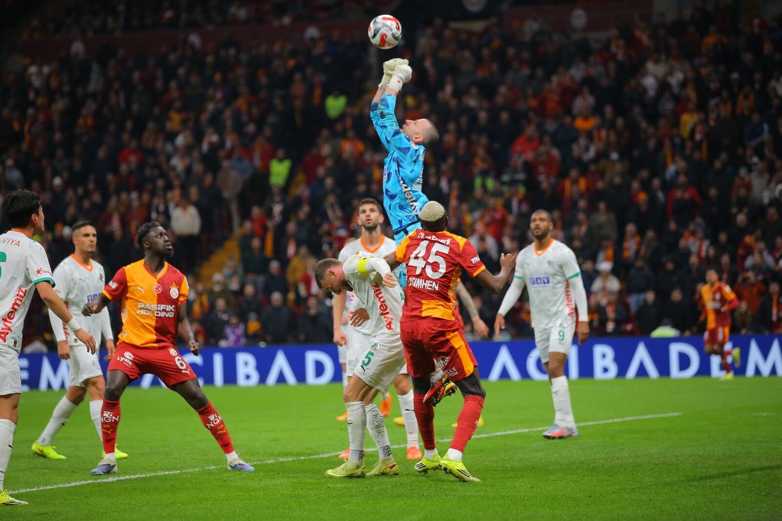 G A L A T A S A R A Y C O R E N D O N A L A N Y A S P O R F O T O 1191060 353945