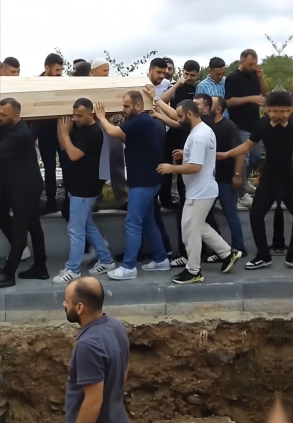 I S T A N B U L S A R I Y E R’ D E M E Z A R L I K T A K I S I L A H 1237116 367929