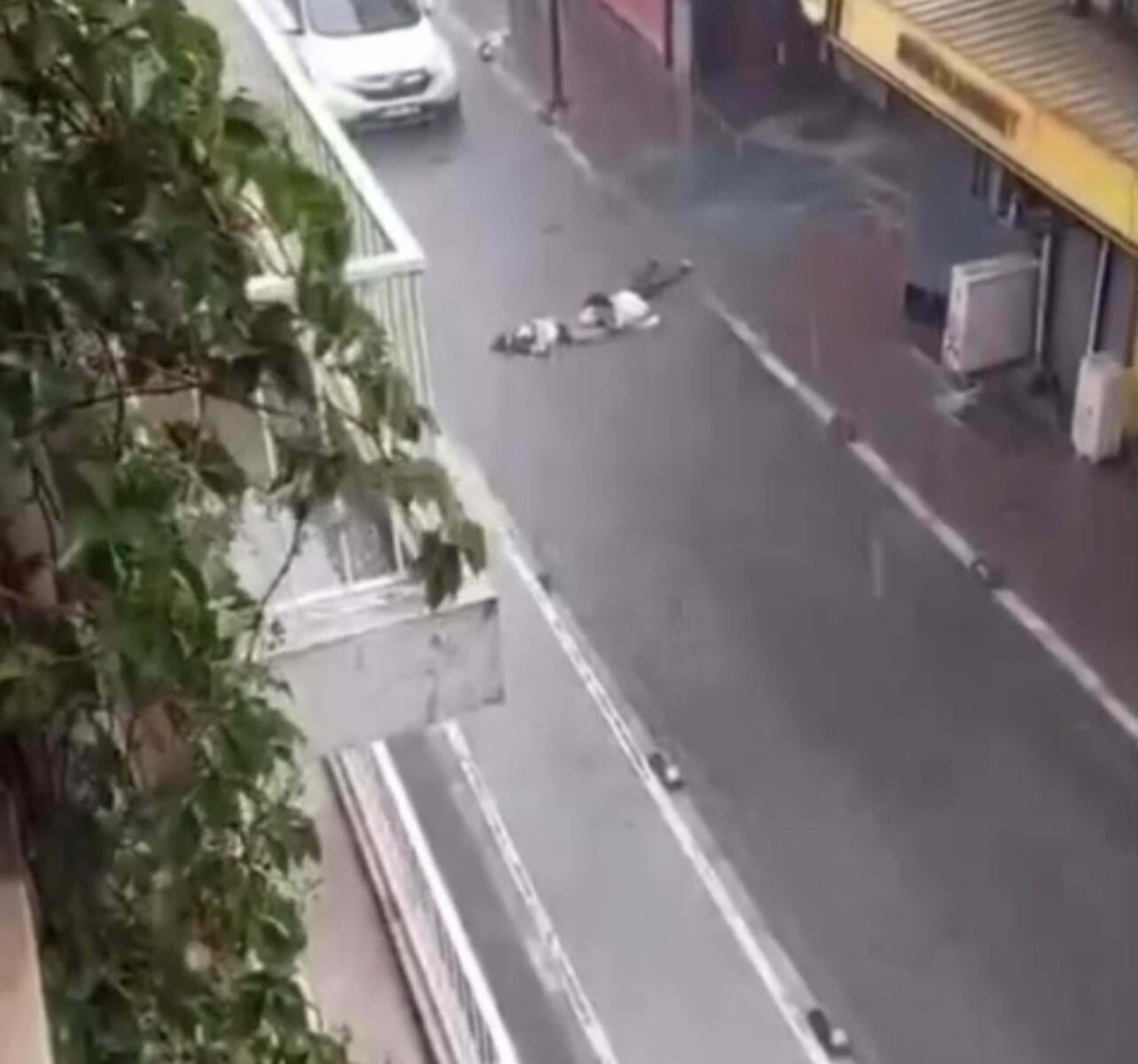 I Z M I R D E E L E K T R I K A K I M I N A K A P I L A N 2 K I S I 1209621 359721