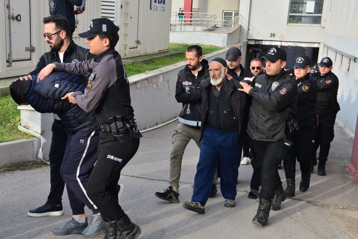 A D A N A M E R K E Z L I 8 I L D E B A Y G A R A L A R S U C O R 1262529 375763