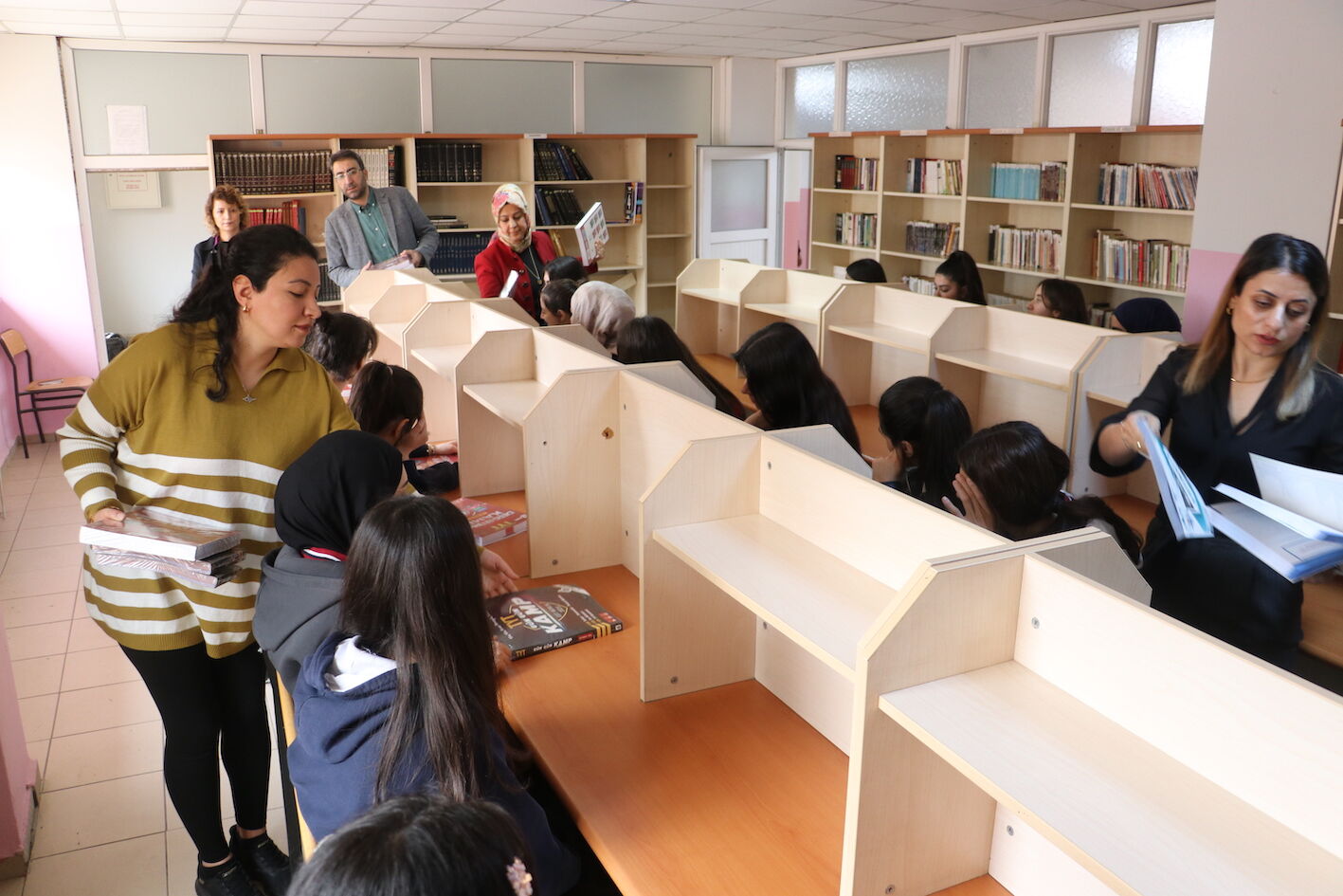 D I Y A R B A K I R D A G O N U L L U K A D I N O G R E T M E N L E R 1249125 371644