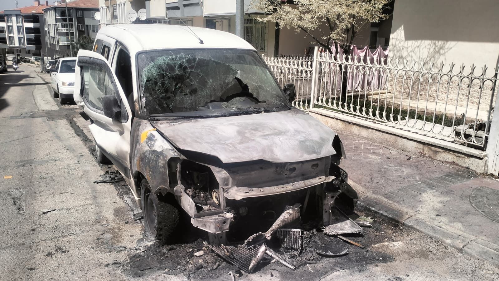 E V I K U R S U N L A N I P O T O M O B I L I Y A K I L A N S U M E Y 1260512 375096