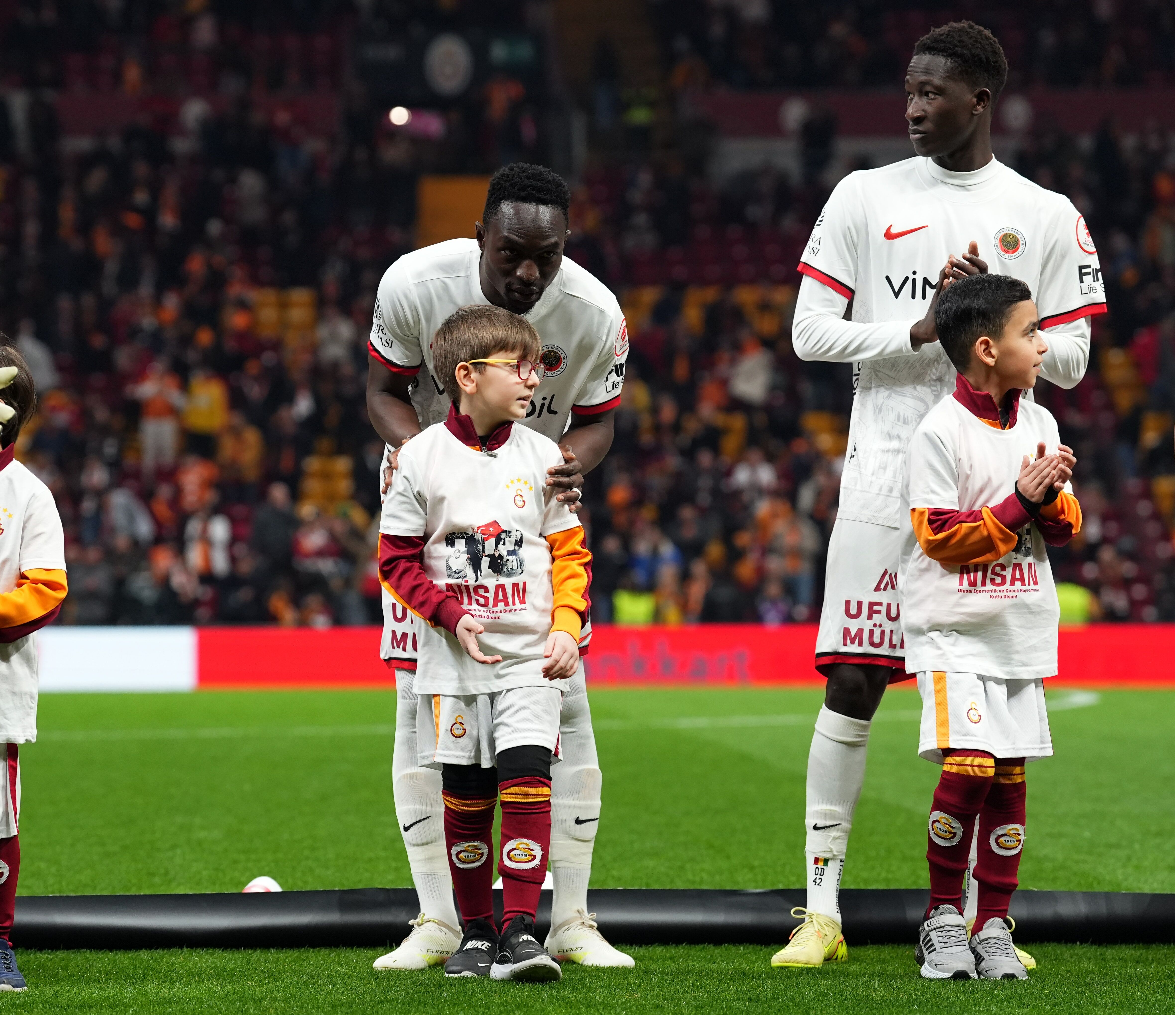 G A L A T A S A R A Y N A T U R A D U N Y A S I G E N C L E R B I R L I 1273645 379088