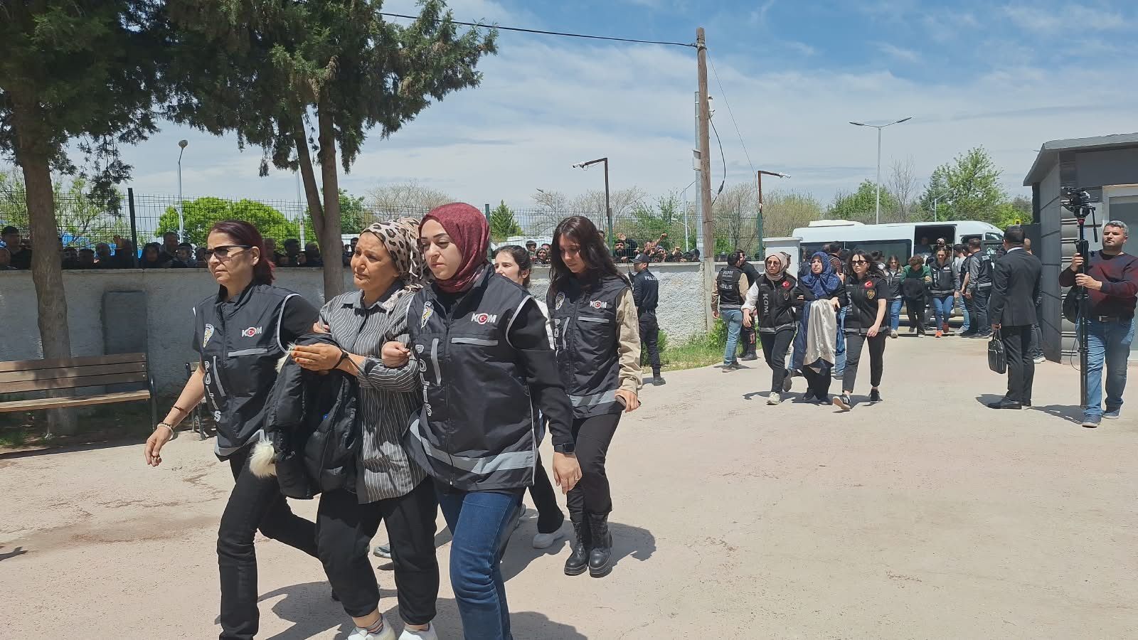 H A L F E T I B E L E D I Y E S I N D E Y O L S U Z L U K O P E R A 1280593 381024-1