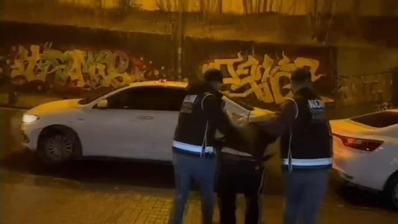 I N T E R P O L T A R A F I N D A N K I R M I Z I B U L T E N L E A 1263033 375928