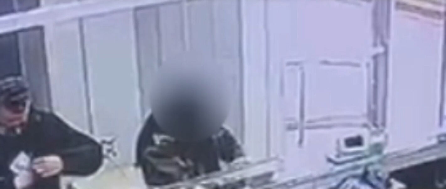 I S T A N B U L D A S A H T E A L T I N S O R U S T U R M A S I Y E 1280454 380982