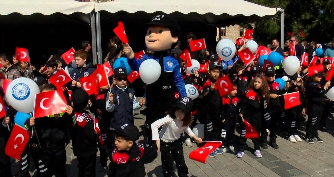 I S T A N B U L D A T U R K P O L I S T E S K I L A T I N I N 181. 1245892 370668