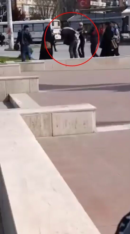 Y O L D A Y U R U Y E N K A D I N I N F O T O G R A F I N I C E K T I 1262094 375593