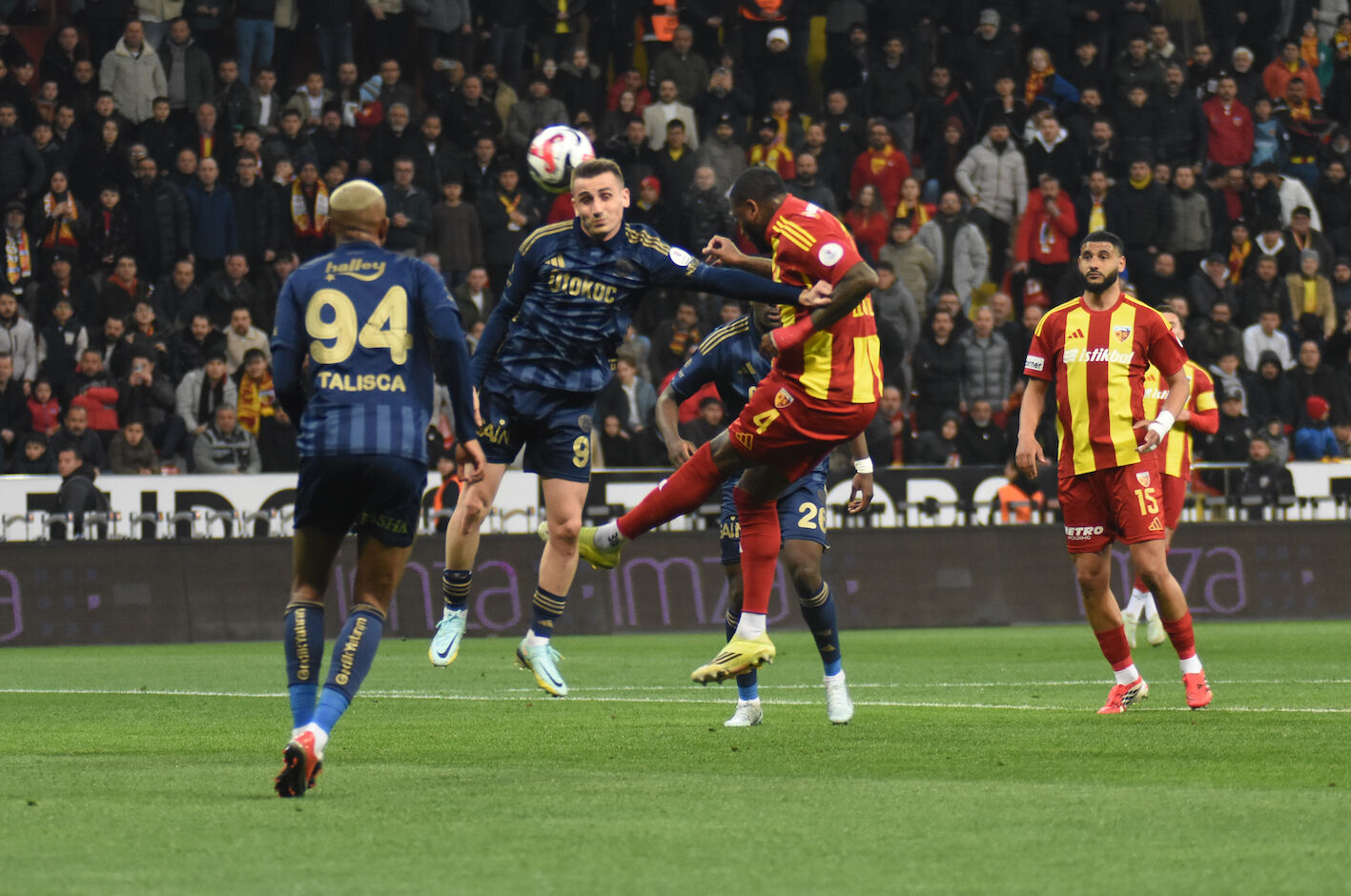 Z E C O R N E R K A Y S E R I S P O R F E N E R B A H C E F O T O 1256407 373880