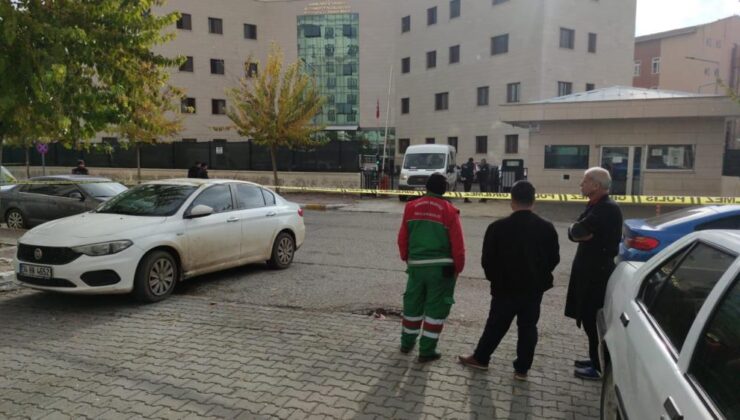 Şanlıurfa’da kavga sonrası birbirlerini şikayet etmek için gittikleri karakolun önünde karşılaşan taraflar arasında çıkan ikinci kavgada 1 kişi hayatını kaybetti, 2 kişi de yaralandı.