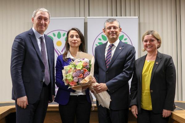 CHP Genel Başkanı Özgür Özel, DEM Parti'ye ziyarette bulunarak, Eş Genel Başkanlar Tülay Hatimoğulları ve Tuncer Bakırhan ile görüştü. Özel, çBundan sonraki süreçlerde de diyaloğumuz, karşılıklı görüşmelerimiz sürecekç dedi.
