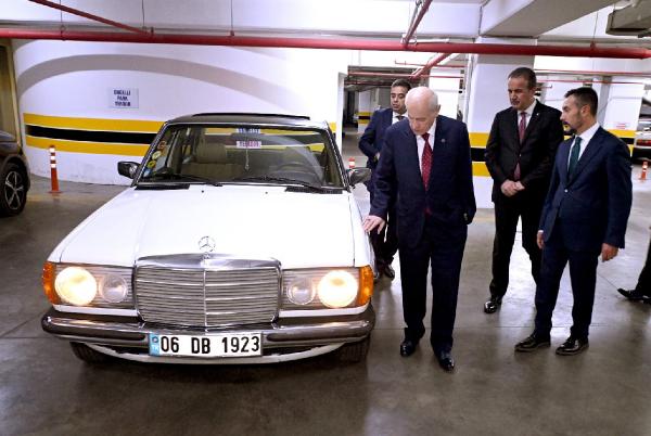 KLASİK otomobillere tutkusuyla tanınan MHP Genel Başkanı Devlet Bahçeli, partisinin Antalya Milletvekili Abdurrahman Başkan'a 1982 model Mercedes otomobil hediye etti.