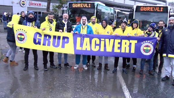 Fenerbahçe taraftarları, bugün oynanacak Beşiktaş derbisini izlemek için Ülker Stadyumu önünde toplandı. Taraftarlar, saat 15.00'te otobüslerle güvenlik önlemleri eşliğinde karşılaşmanın oynanacağı Tüpraş Stadyumu'na hareket edecek.