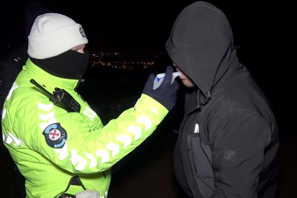 Alkollü - ERZURUM'da trafik polislerinin uygulama yaptığını gören sürücü, kamyoneti durdurarak yolcu koltuğuna geçip oturdu. 0,96 promil