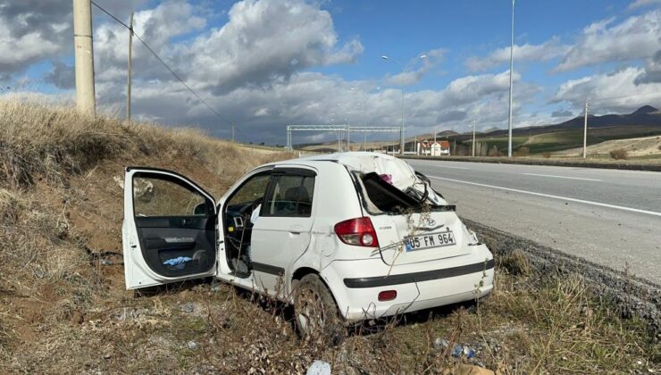 Yolda uçan poşete çarpmamak için manevra yaptığı otomobilin takla atarak şarampole girmesi sonucu yaşanan kazada ikisi çocuk 3 kişi yaralandı.