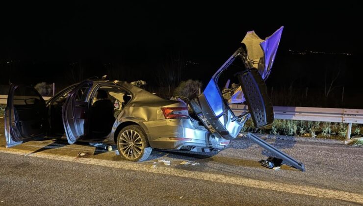 Görevli Polislerin İçinde Bulunduğu Otomobil Tıra Çarptı