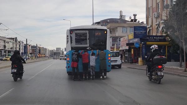 Çocukların Tehlikeli Yolculuğuna 'Tekmeli' Uyarı