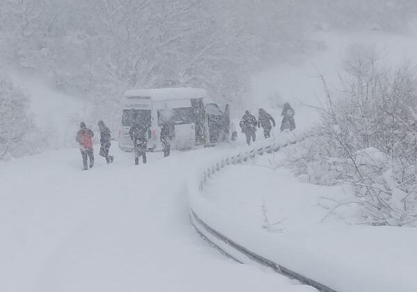 Ardahan'da kar yağışı nedeniyle 49 köy ile Posof-Ardahan kara yolu, ulaşıma kapandı.