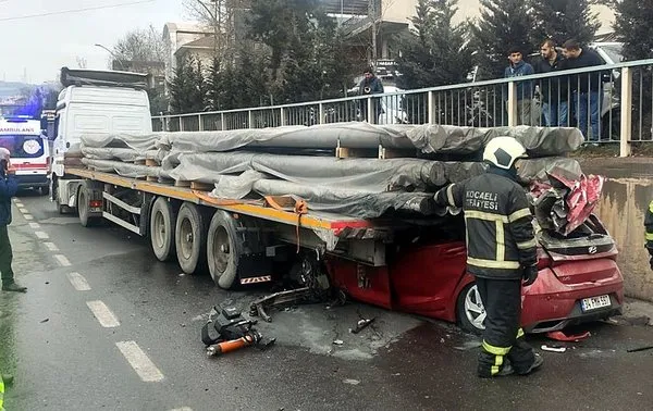 Emniyet Şeridinde Duran TIR'a Çarpıp Yanan Otomobil Sürücüsü Hayatını Kaybetti