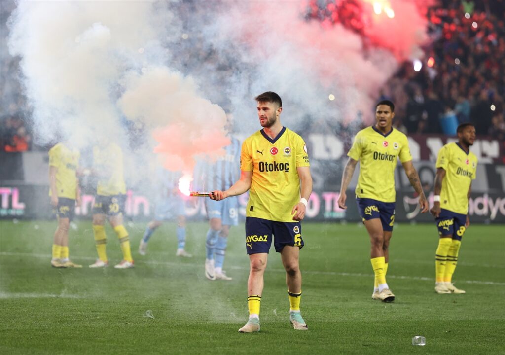 Trabzon’da Gergin Gece: Fenerbahçe Olaylı Maçtan Üç Puanla Ayrıldı