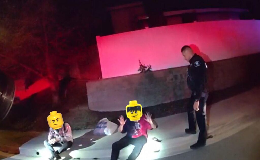 ABD'de Polis Gözaltına Aldığı Şüphelilerin Fotoğraflarına ‘Oyuncak’ Kafası Yerleştirdi!