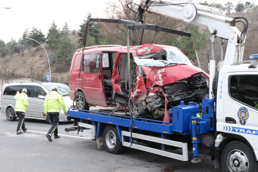 Ankara'da Minibüs, Belediye Otobüsüne Çarptı: 1 Ölü, 1 Yaralı