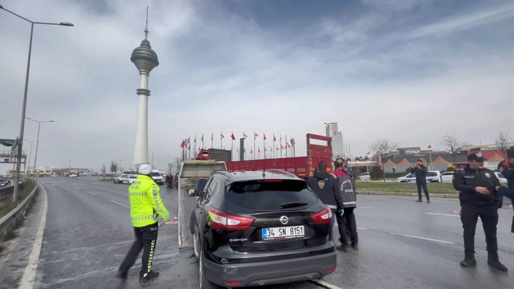 Büyükçekmece'de TIR'a Arkadan Çarpan Araç   Sürücüsü Öldü