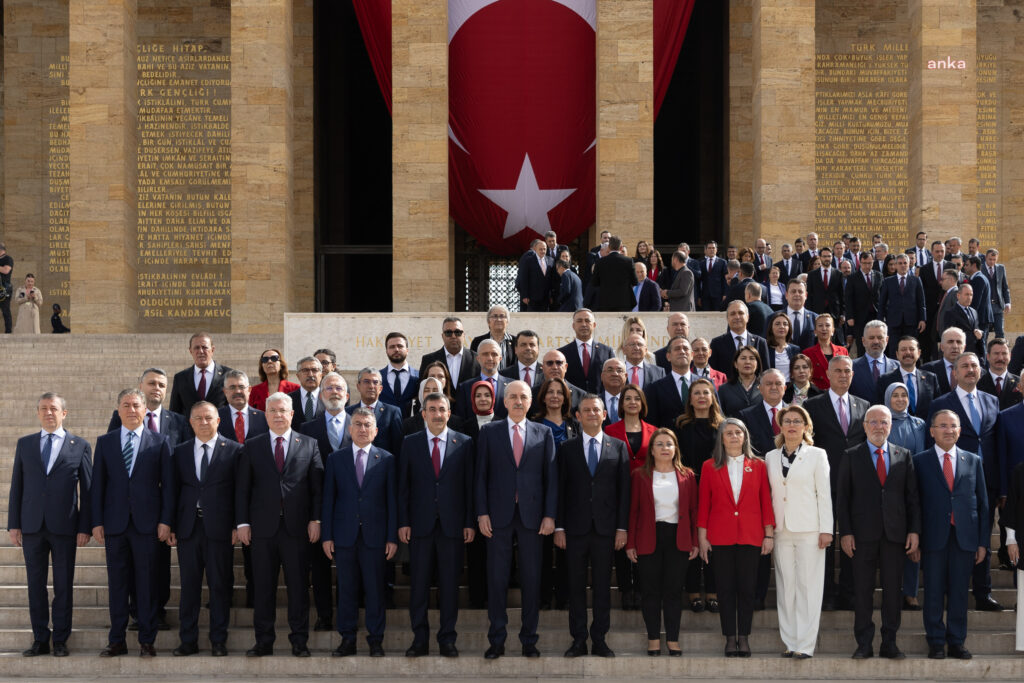 Devlet Erkanı 23 Nisan Vesilesiyle Anıtkabir'i Ziyaret Etti