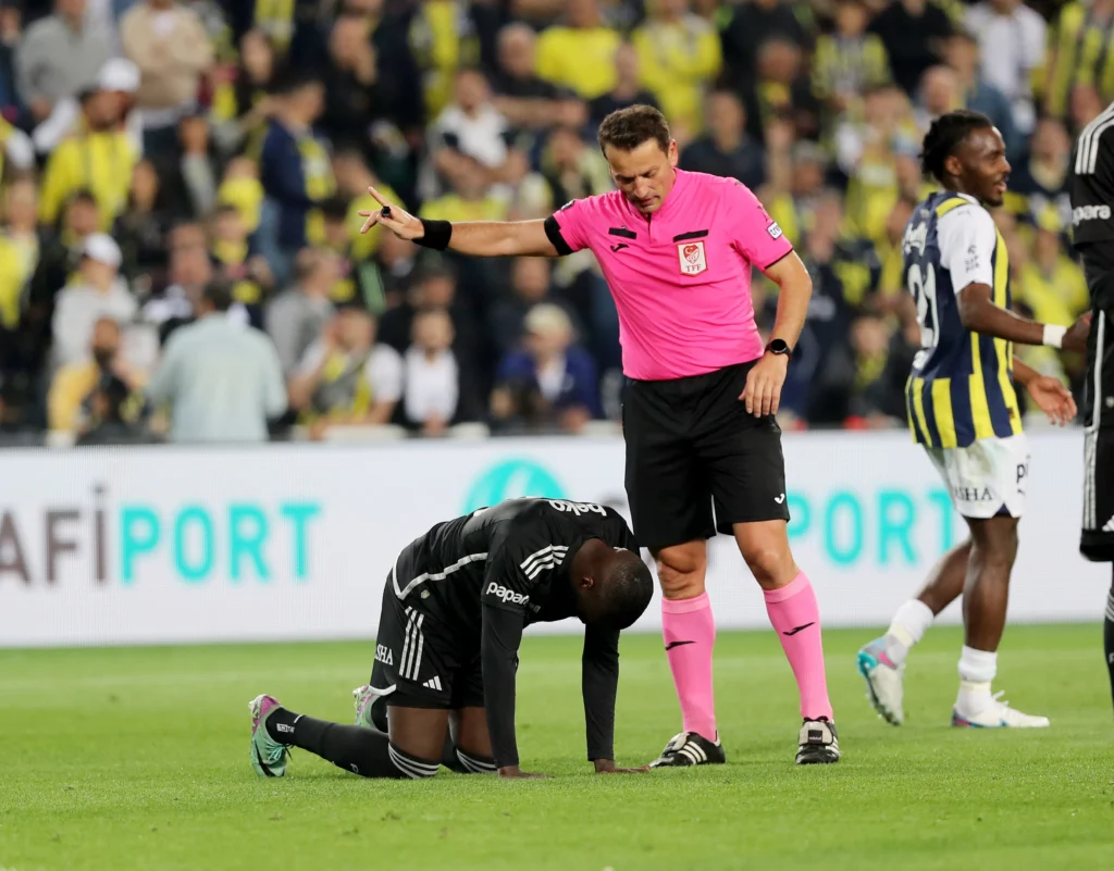 Fenerbahçe, Derbide Beşiktaş'ı 2-1'le Geçerek Zirve Yarışında İddiasını Sürdürdü!