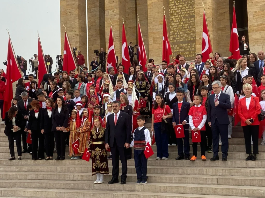 Bakan Yusuf Tekin, Öğrencilerle Anıtkabir'i Ziyaret Etti