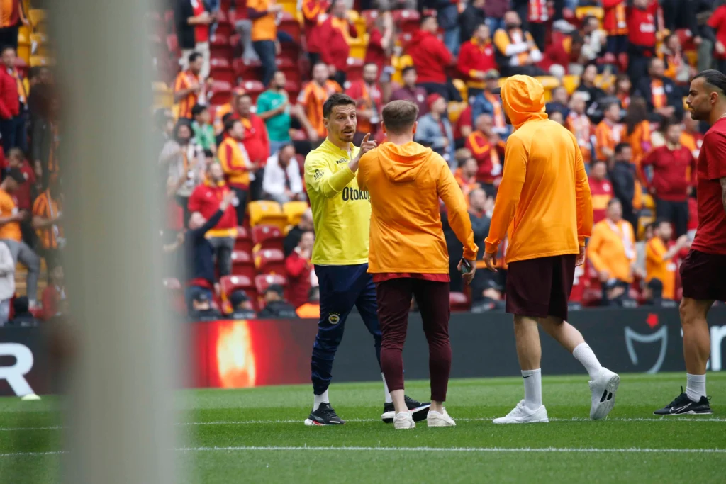 Derbi Öncesi Galatasaraylı Futbolcular Mert Hakan Yandaş'a Saldırdı 